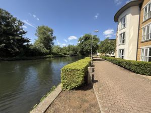 canal to front- click for photo gallery